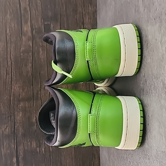 Nike Women's Air Jordan Mid - Picture 6 of 6